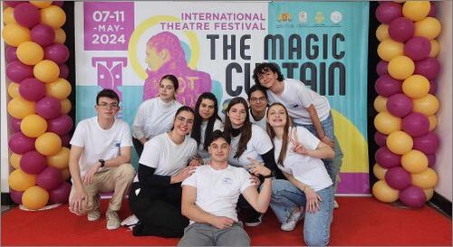 Млади посланици на ЕП осигуряват устен превод на участниците в Международния фестивал „Вълшебната завеса“