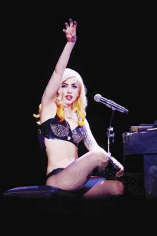Лейди Гага иска да е по-близо до зрителите на концерта си