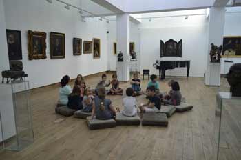 Деца се учат от петвековни картини в галерията на НБУ
