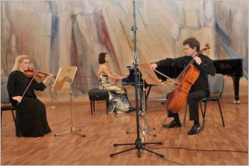 Клавирно трио в Софийска градска художествена галерия