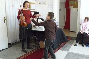 Цигуларка от Лондон подари концерт на деца с увреждания в Русе