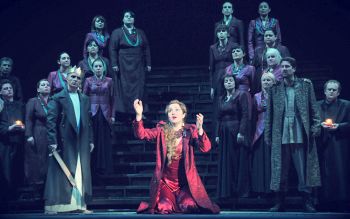 "Набуко" с Елена Баръмова в ролята на Абигайл на сцената на Русенската опера