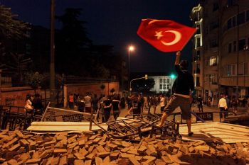 Разказ и фотографии на Никола Михов за протестите в Турция