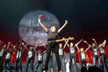 Български деца излизат на сцената на спектакъла "The Wall"