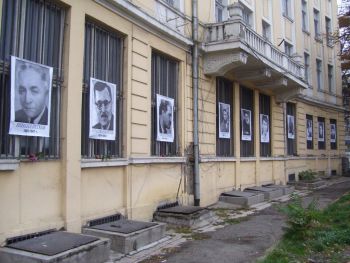 Началото на "Мемориал на Съпротивата" се поставя с портрети на 21 загинали 