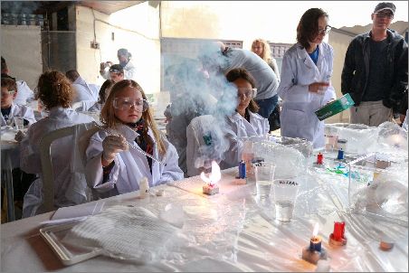 Chemgeneration Lab показва забавната страна на химията на Софийския фестивал на науката