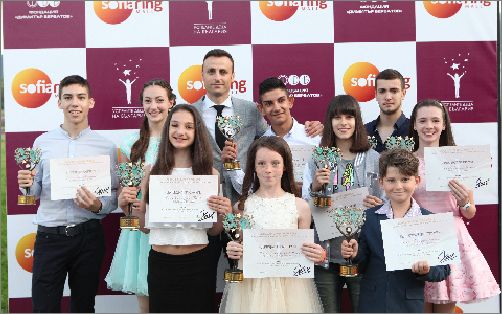 Фондация „Димитър Бербатов“ награди най-добрите от КЛУБ 2015 на „Успелите деца на България” 