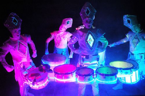Светещи LED барабанисти откриват „Панаир на куклите“ 2016