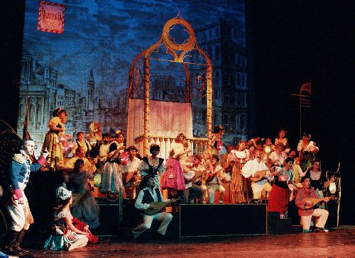 Пъстър карнавал с гондоли и валсове от Щраус в „Една нощ във Венеция” на Античния театър
