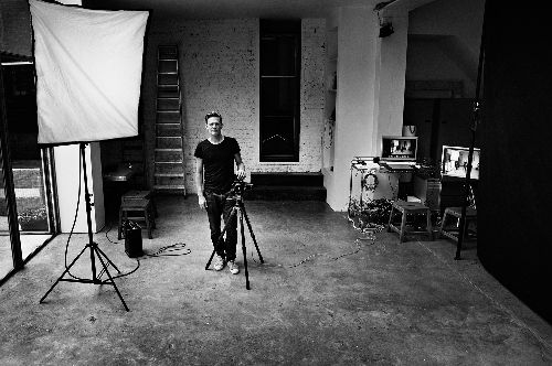 Брайън Адамс открива лично фотографската си изложба в София
