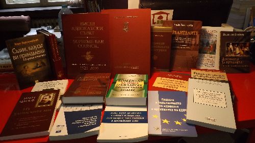 Висшият адвокатски съвет дари правна литература на Библиотека „Родина”