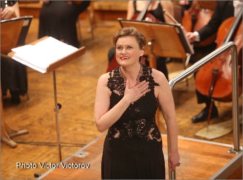 Веселина Кацарова пее в концерт, посветен на Красимир Кюркчийски