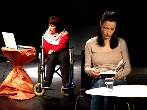  Спектакъл провокира диалог между актьори и артист с увреждания на сцената