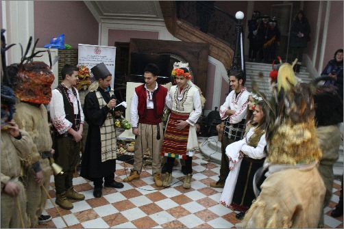 Деца от Перник и жк “Филиповци” представиха заедно Сурва и Василица в Националния етнографски музей