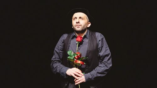 С препълнена зала на моноспектакъла на Мариус Куркински „Черното пиле”, Театър Азарян отбеляза рождения ден на проф. Крикор Азарян 