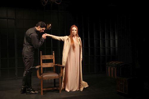 Бойка Велкова като кралица в режисьорския си дебют в Народния театър