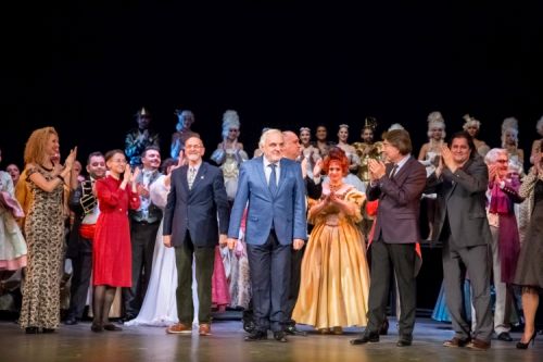 Публиката аплодира на крака премиерата на „Фантомът на операта”