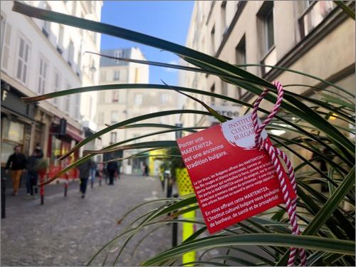 Над 10 000 парижани се закичиха с мартеници днес