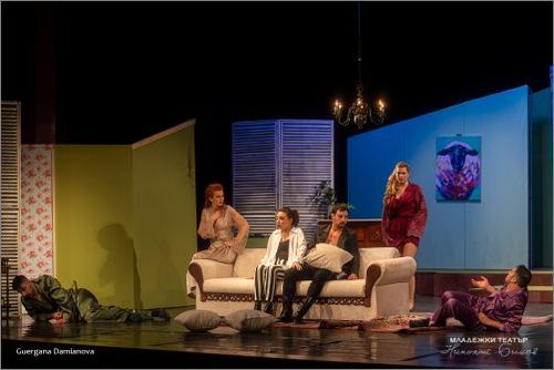 Френската комедия „Съблечи се за вечеря" е най-новият спектакъл в репертоара на Младежки театър