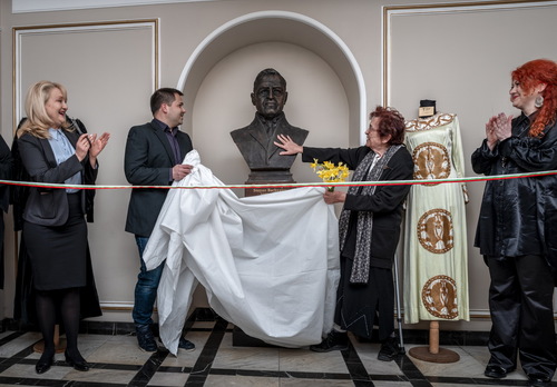 Бюст-паметник на патрона Стоян Бъчваров за 100-годишния юбилей на Варненския театър