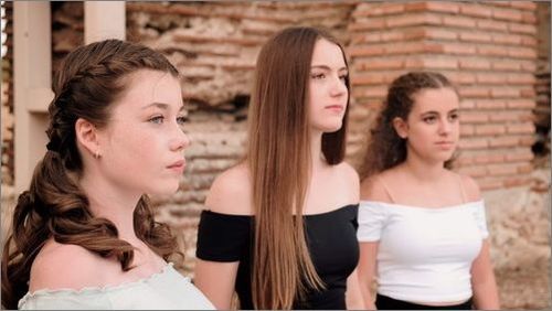 Млади български гласове вдъхновяват с нов видеоклип на фолклорна песен