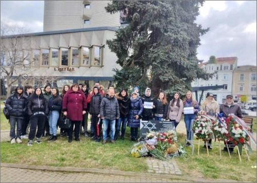 С жива верига Бургас каза „Не на войната” и се поклони пред спасителите на българските евреи
