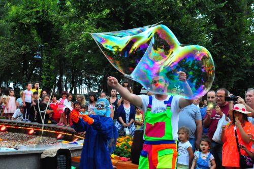 Театър ВЕСЕЛ очаква "Балон като слон" за участие във фестивала „Лято, кукли и приятели“: 2
