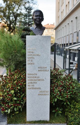 В софия бе открит първият паметник на Нелсън Мандела в България