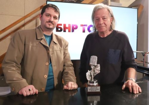 Поетът и текстописец Александър Петров с Наградата за открояващи се постижения на БНР ТОП 20: 2