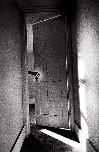 "Огледала и прозорци: избрани фотографии от колекцията на Рафаело Казаков" в Галерия "Синтезис"