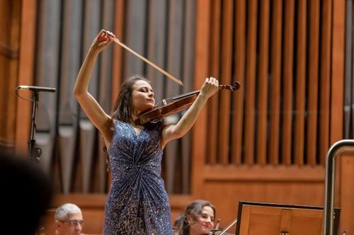 Лия Петрова превърна технически проблем с цигулката в истински Празник на музиката
