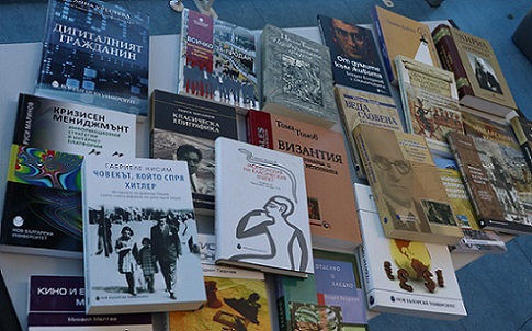 Нов български университет дари книги на Столична библиотека