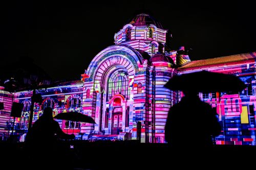32 артисти и студиа от 12 държави показват изкуството си на Фестивала на светлините LUNAR: 2