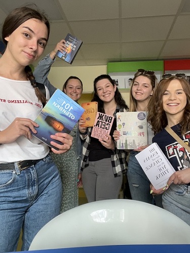 Студенти на Нов български университет дариха книги на Столична библиотека