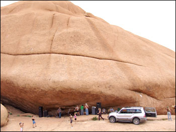 "Рок върху скали" в намибийската пустиня