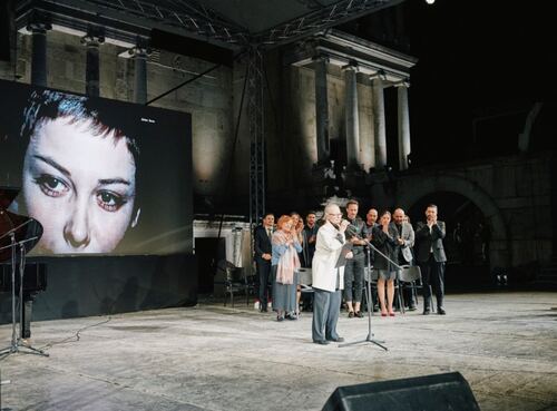Цветана Манева получи обяснение в любов от 25 артисти в Пловдив на Античния театър