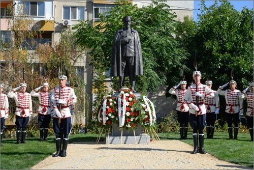 Паметник на генерал Владимир Вазов бе открит в Деня на Съединението: 2
