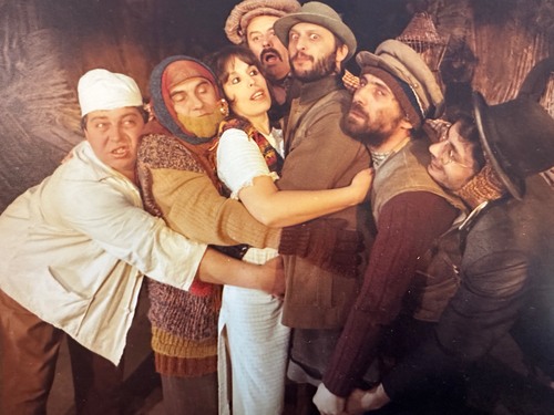 Актрисата Елена Страшимирова открива изложба от икони и дърворезба в Театър "Сълза и смях": 2