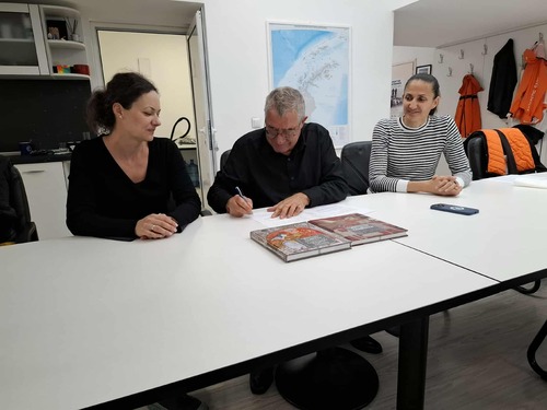 ИЗЛОЖБА НАИВИСТИЧНО ИЗКУСТВО ЗАМИНАВА ЗА АНТАРКТИДА