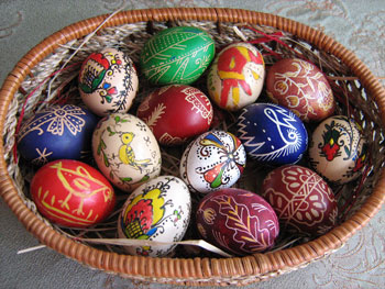 Изложба на великденски яйца, обредни хлябове и украшения