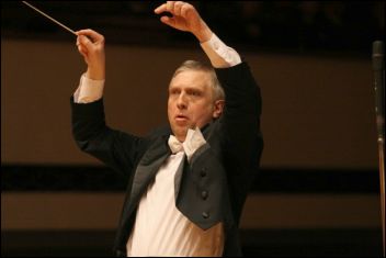 Цигуларят Ангел Станков дирижира Варненската филхармония